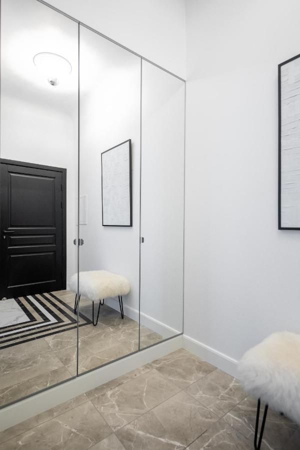 Miro French - Quiet Chic, Free Private Parking Apartment Riga