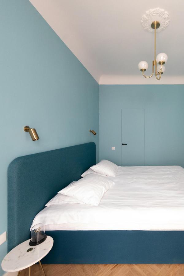 Miro French - Quiet Chic, Free Private Parking